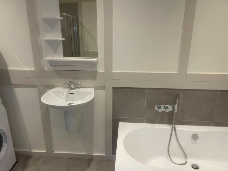 Spacious 2 Bedroom Apartment In The Heart Of Soho. Лондон Екстер'єр фото