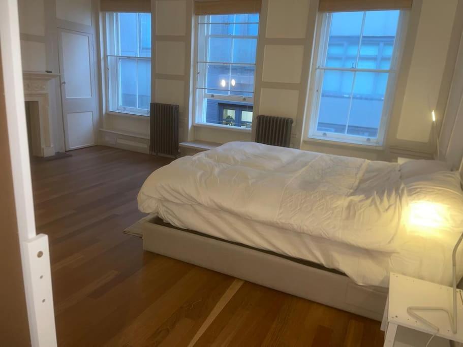 Spacious 2 Bedroom Apartment In The Heart Of Soho. Лондон Екстер'єр фото