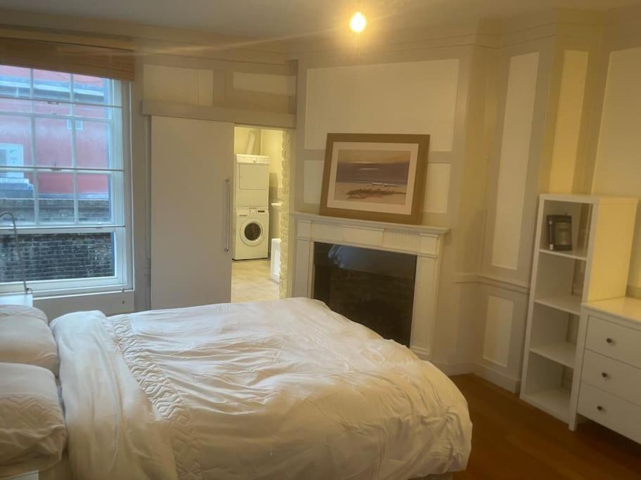 Spacious 2 Bedroom Apartment In The Heart Of Soho. Лондон Екстер'єр фото
