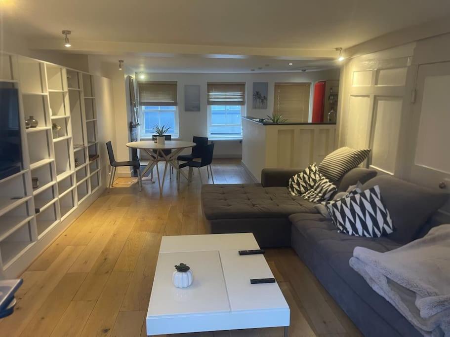 Spacious 2 Bedroom Apartment In The Heart Of Soho. Лондон Екстер'єр фото