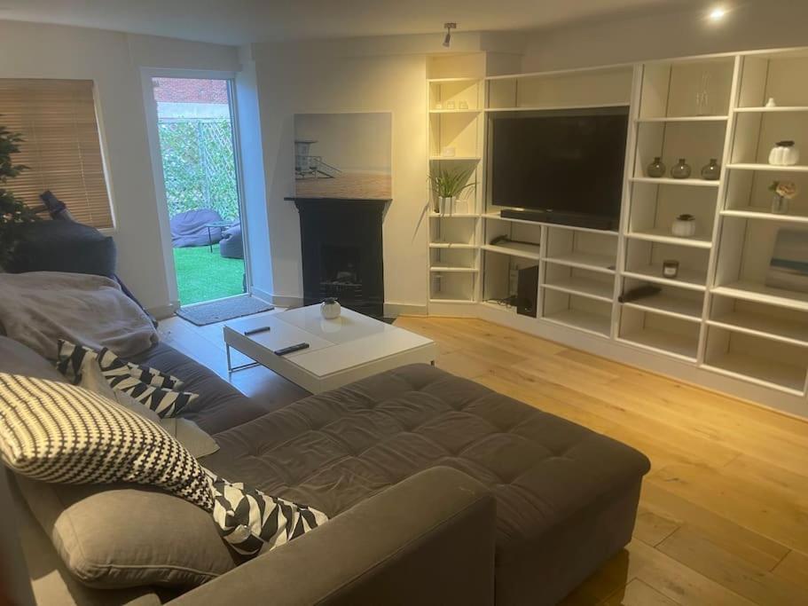 Spacious 2 Bedroom Apartment In The Heart Of Soho. Лондон Екстер'єр фото