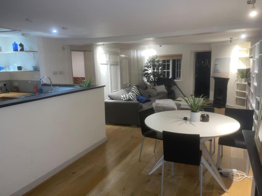 Spacious 2 Bedroom Apartment In The Heart Of Soho. Лондон Екстер'єр фото